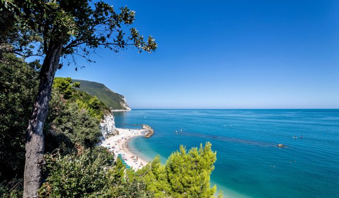 spiagge-marche-conero-iStock-488213656